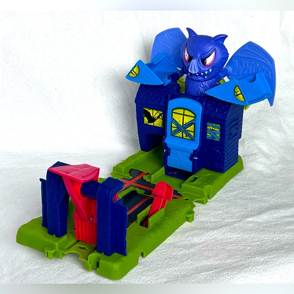Hot Wheels City Bat Manor Attack Playset - 2017